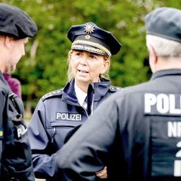 Archiv: Barbara Slowik, Polizeipräsidentin in Berlin, unterhält sich am Rande einer Demomit Kollegen. (Foto: dpa) 