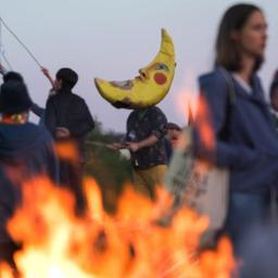 Archivbild: Bilder des Tages Besucher im Mauerpark anlässlich der Walpurgisnacht in Berlin, 30.04.2018 (Quelle: imago/K.M.Krause)