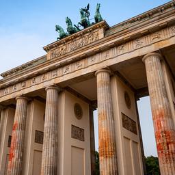 Symbolbild: Die Farbe einer Aktion der Letzten Generation am Brandenburger Tor (Quelle: dpa/Fabian Sommer)